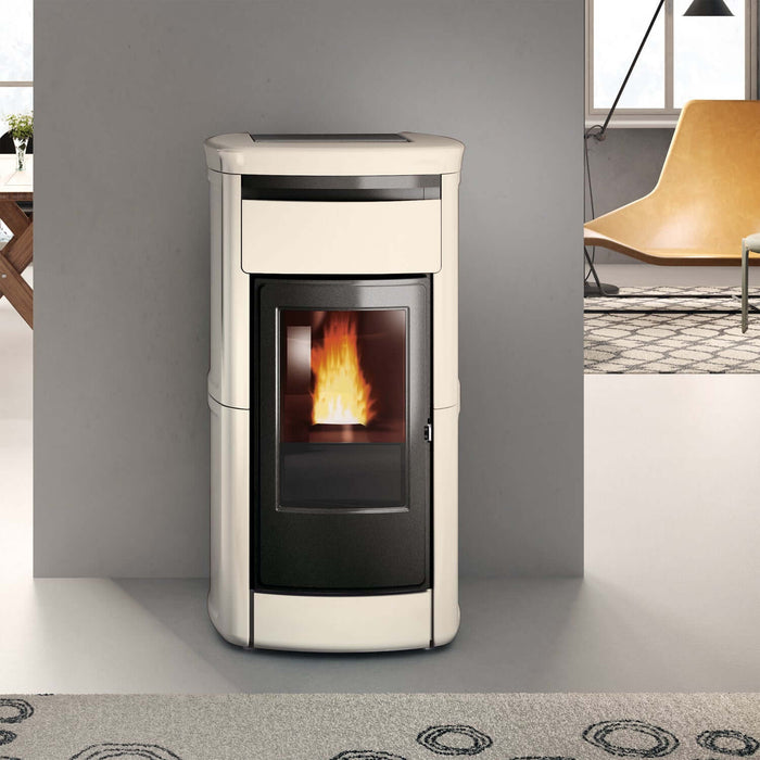 Edilkamin Kira2 H 18 Up wasserführender Pelletofen 🔥, elegantes Design für effiziente Heizleistung. Ideal für Wohnräume.