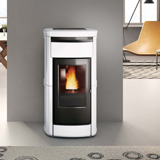 Edilkamin Kira2 H 18 Up: eleganter Pelletofen 🔥 mit Keramikverkleidung, ideal für effizientes Heizen 🏡.