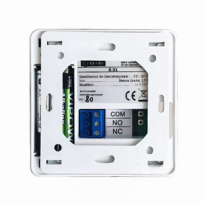 Raumthermostat Master R.31 Rückansicht mit Schaltanschlüssen und Batteriefach 🔋 - Effiziente Steuerung für Heiz- und Kühlsysteme.